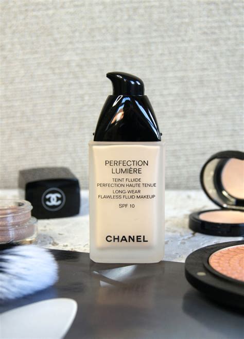 Chanel Perfection Lumiere Foundation Review + Swatches